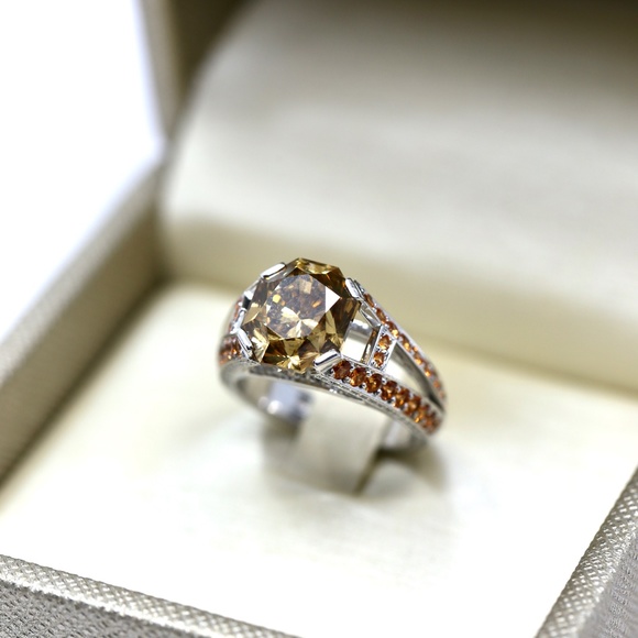 Harry Winston 5.76 Carat Diamond Engagement Ring - Picture 14 of 16